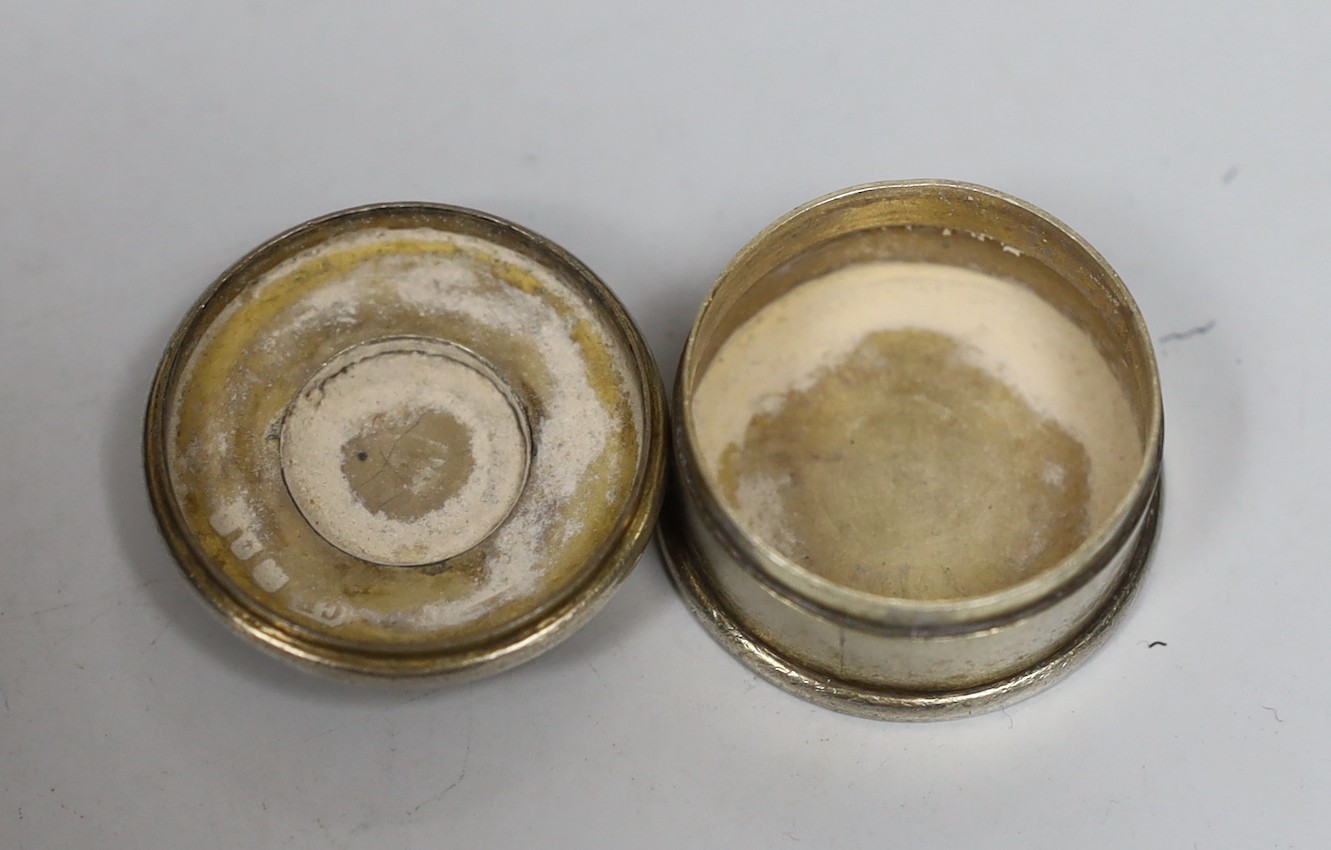 A George V silver and Essex crystal inset pill box, the crystal depicting a horse and jockey, maker CE, London, 1933, diameter 32mm.